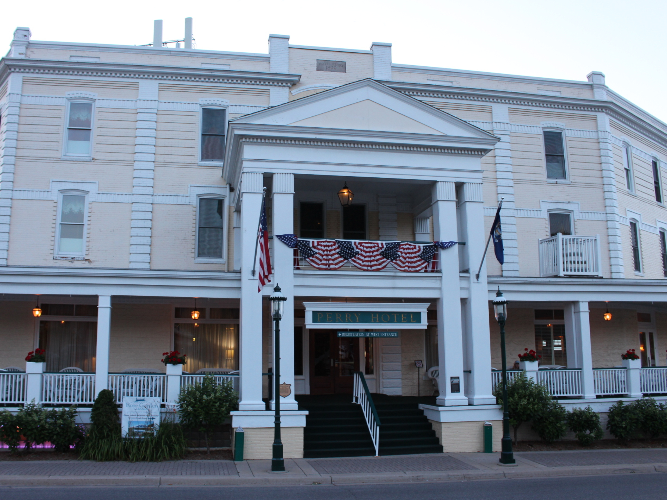rose-room-perry-hotel-downtown-petoskey